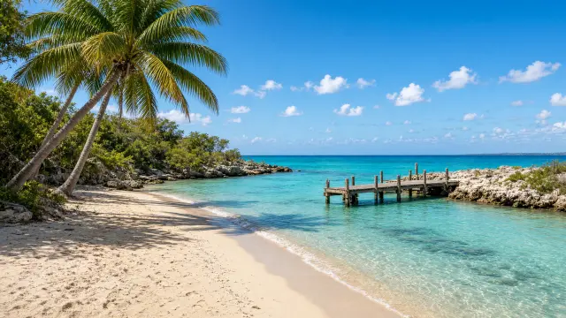 Strand met parasols aan de zuidkust van Curaçao