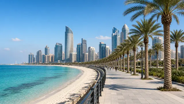 Corniche van Abu Dhabi met palmbomen en strand