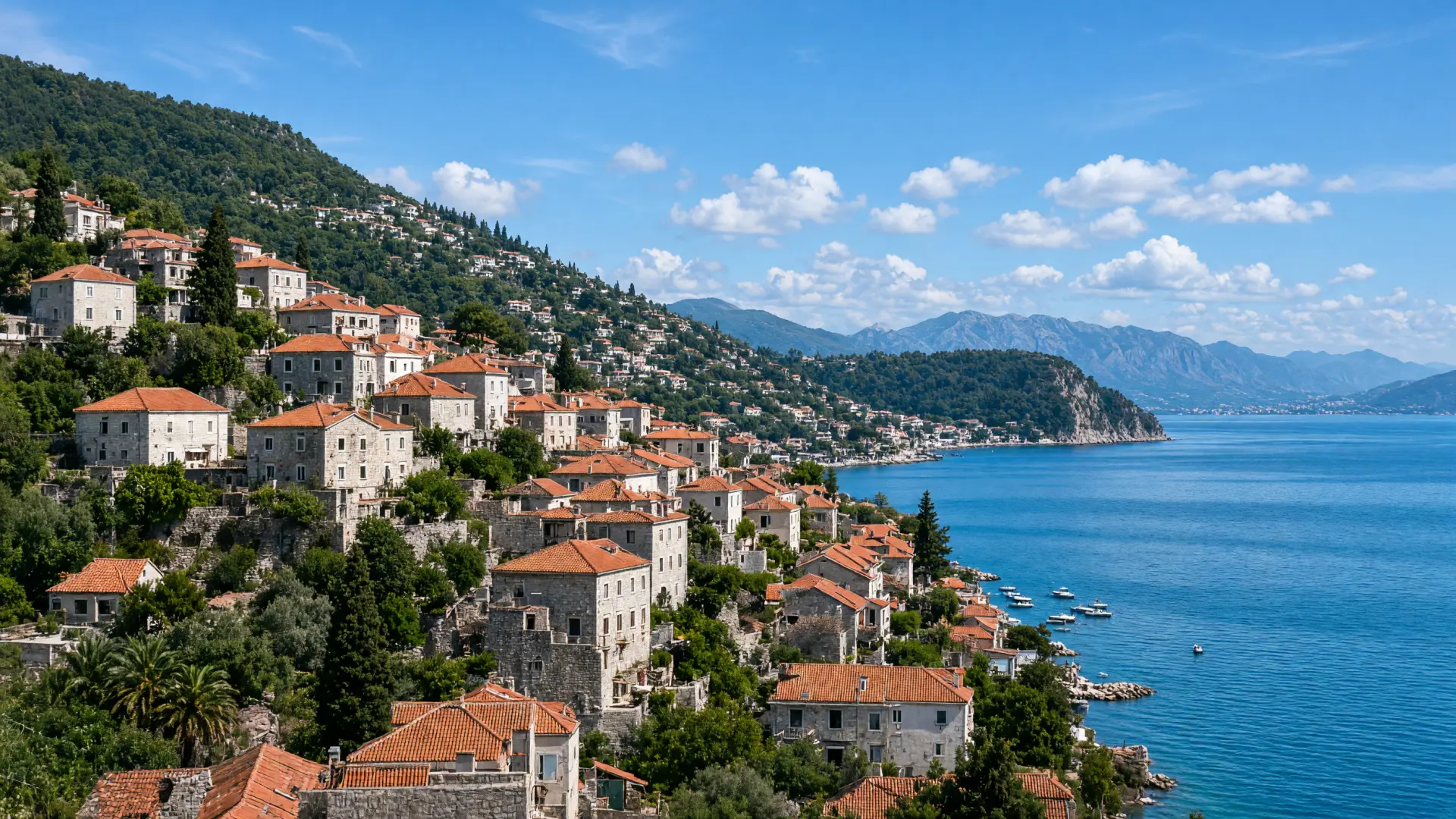 Huizen en een fort boven de zee in Herceg Novi