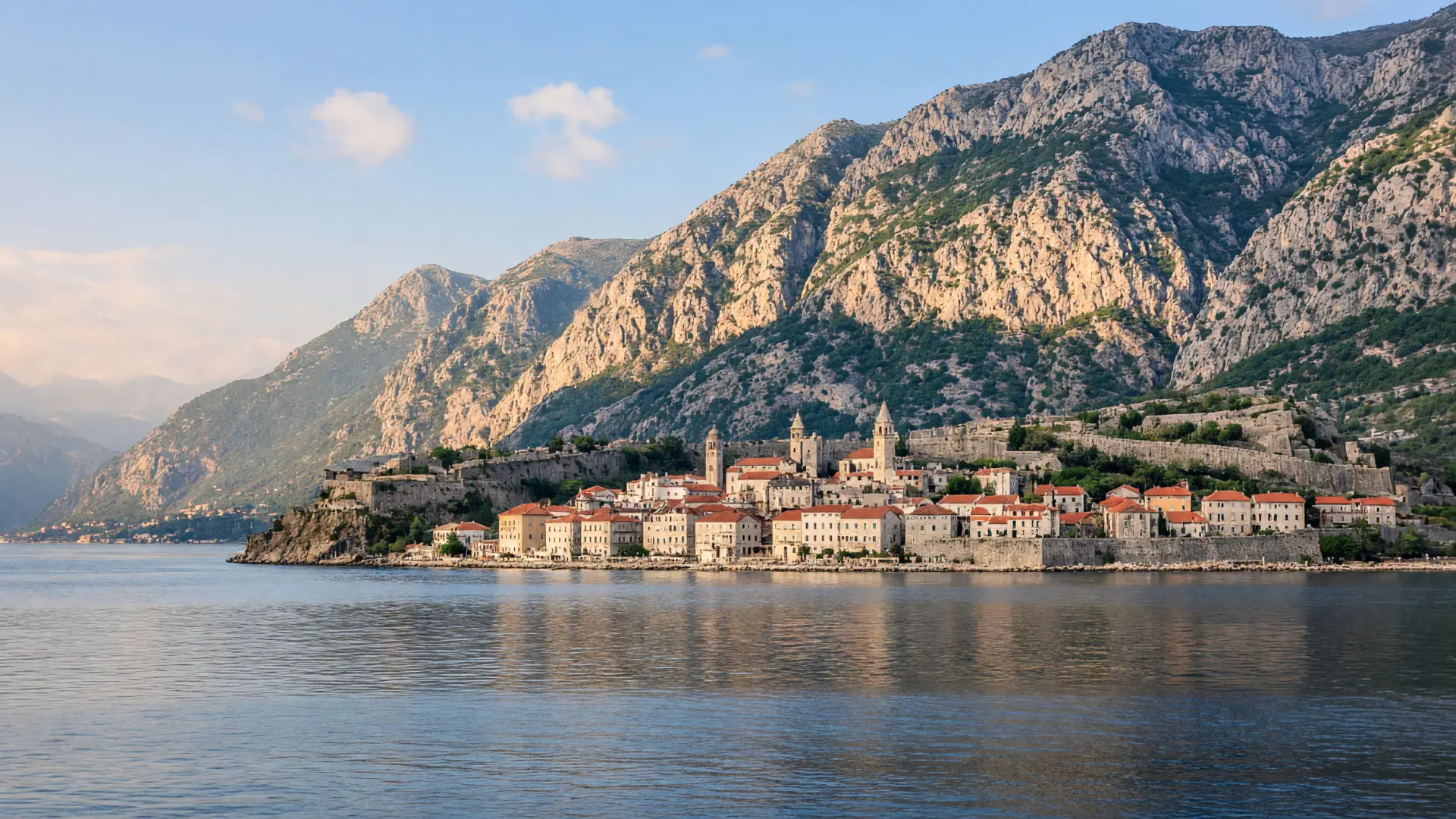 De oude stad van Kotor aan de baai tussen de bergen