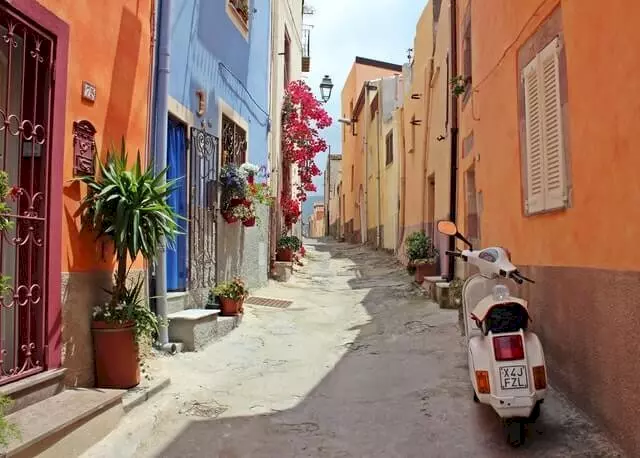 vespa in een straat in Rometijdens last minute Italië