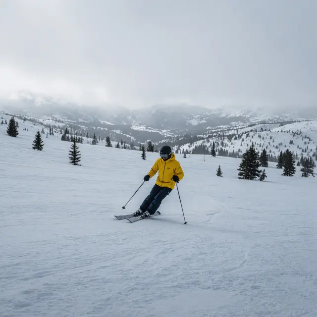 Beginnende skiërs genieten van brede, overzichtelijke pistes in het zonbeschenen Printse-sector van de Zwitserse Alpen