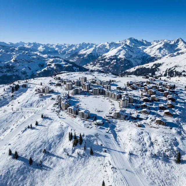 La Toussuire skigebied met panoramisch uitzicht over de besneeuwde Alpen en moderne chalets op het hoogplateau Les Sybelles