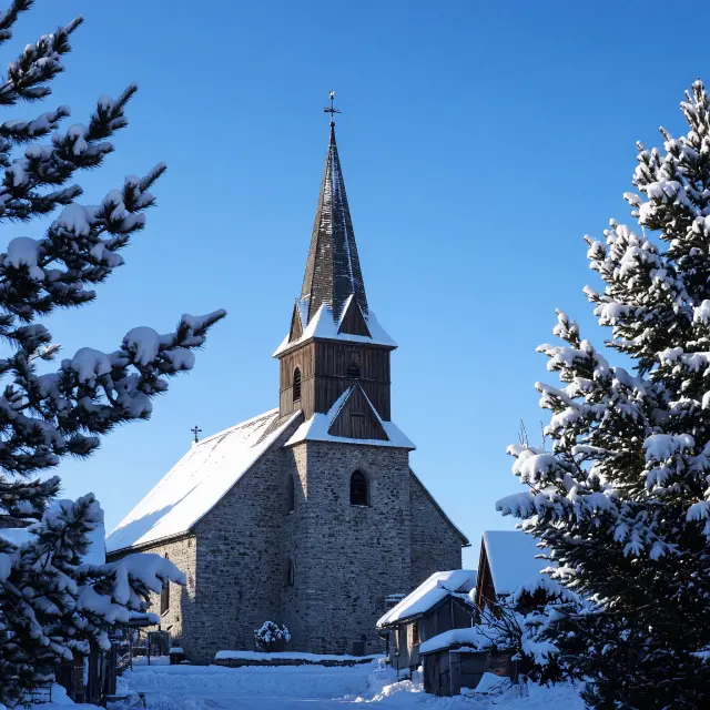Het traditionele bergdorp Saint Sorlin d'Arves in Les Sybelles op 1600 meter hoogte omringd door besneeuwde bergtoppen en dennenbossen