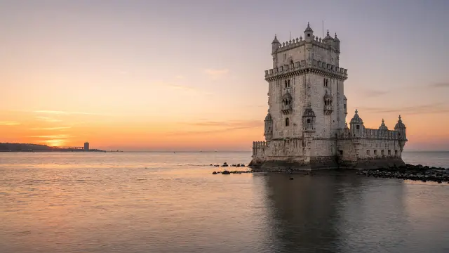 De Torre de Belém aan de rivier de Taag in Lissabon bij zonsondergang