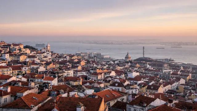 Uitzicht over de daken van Lissabon en de rivier de Taag vanaf een heuvel