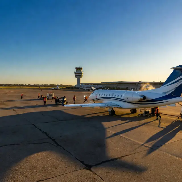 Luchthaven Oostende met vliegtuigen en passagiers, vertrek vanuit luchthaven Oostende