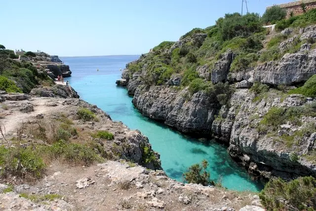 Menorca is veel rustiger dan Mallorca en al lang een geliefkoosd eiland voor wie op zoek is naar rust maar toch graag ind e watten wordt gelegd. 