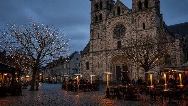 Gezellig pleintje met basiliek in de oude stad van Maastricht in de winter