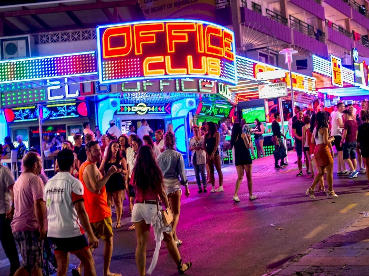 magaluf is vooral gekend voor het uitgaansleven en zeer geliefd bij de Britse jeugd die er graag tot in de vroege uurtjes de benen strekt en zich tegoed doet aan sloten alcohol, hetgeen meer dan eens tot bizarre taferelen kan leiden. 