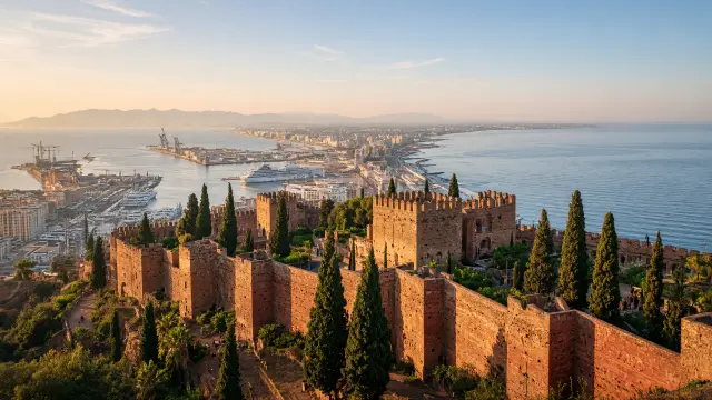 De Alcazaba van Málaga met de haven en de Middellandse Zee op de achtergrond