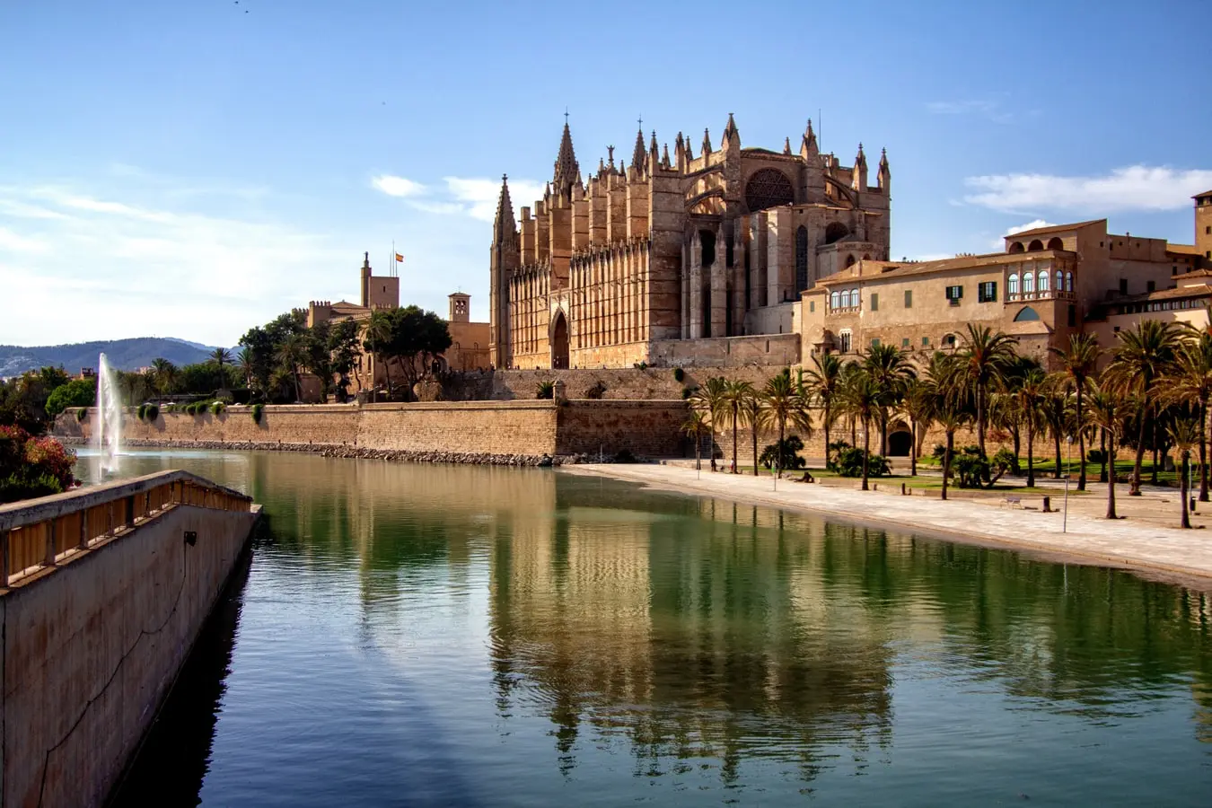 Mallorca's adembenemende kustlijn en azuurblauwe zee