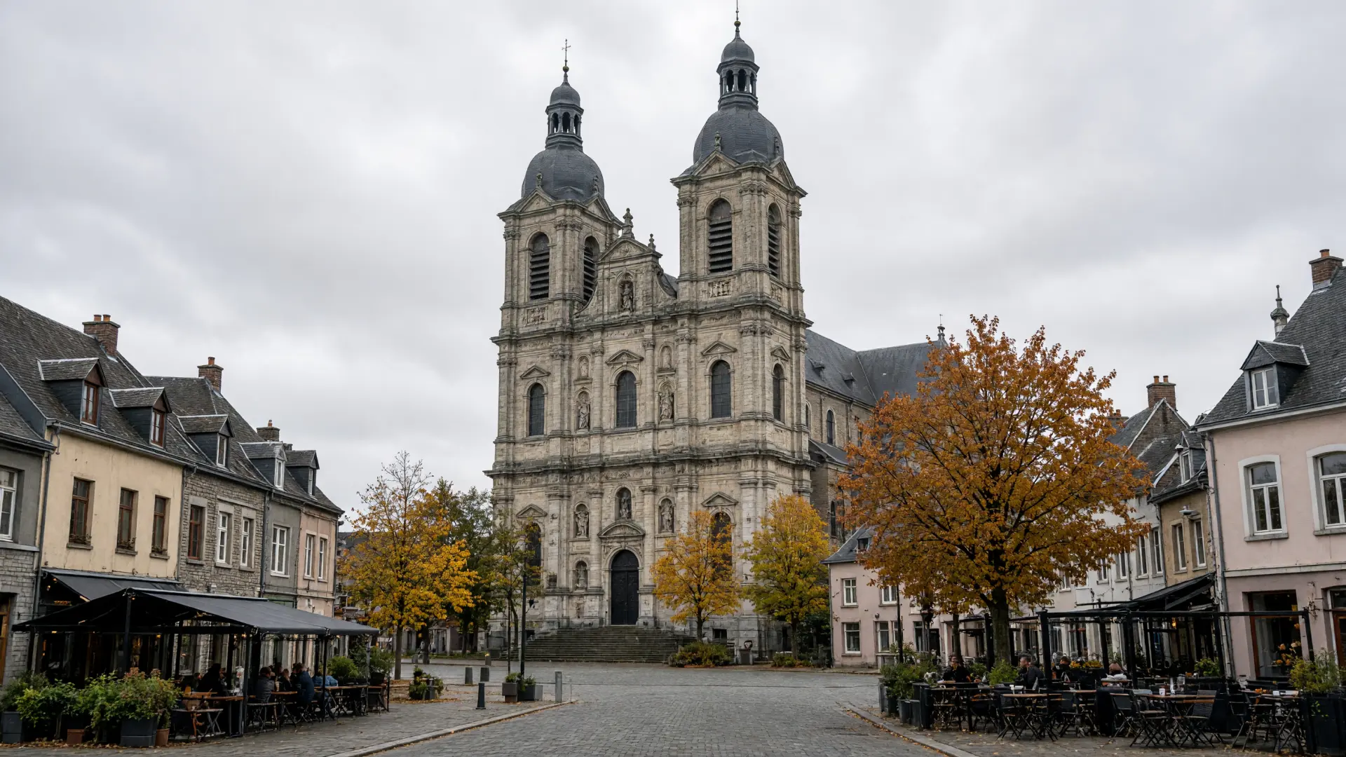 Kathedraal en pleintje in een stadje in de Oostkantons