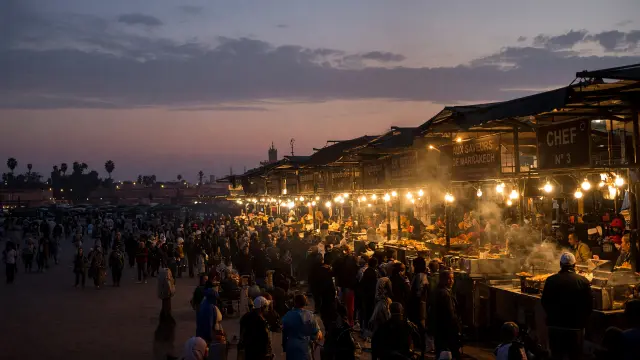 Het Djemaa el-Fna plein in Marrakech bij valavond met eetkraampjes