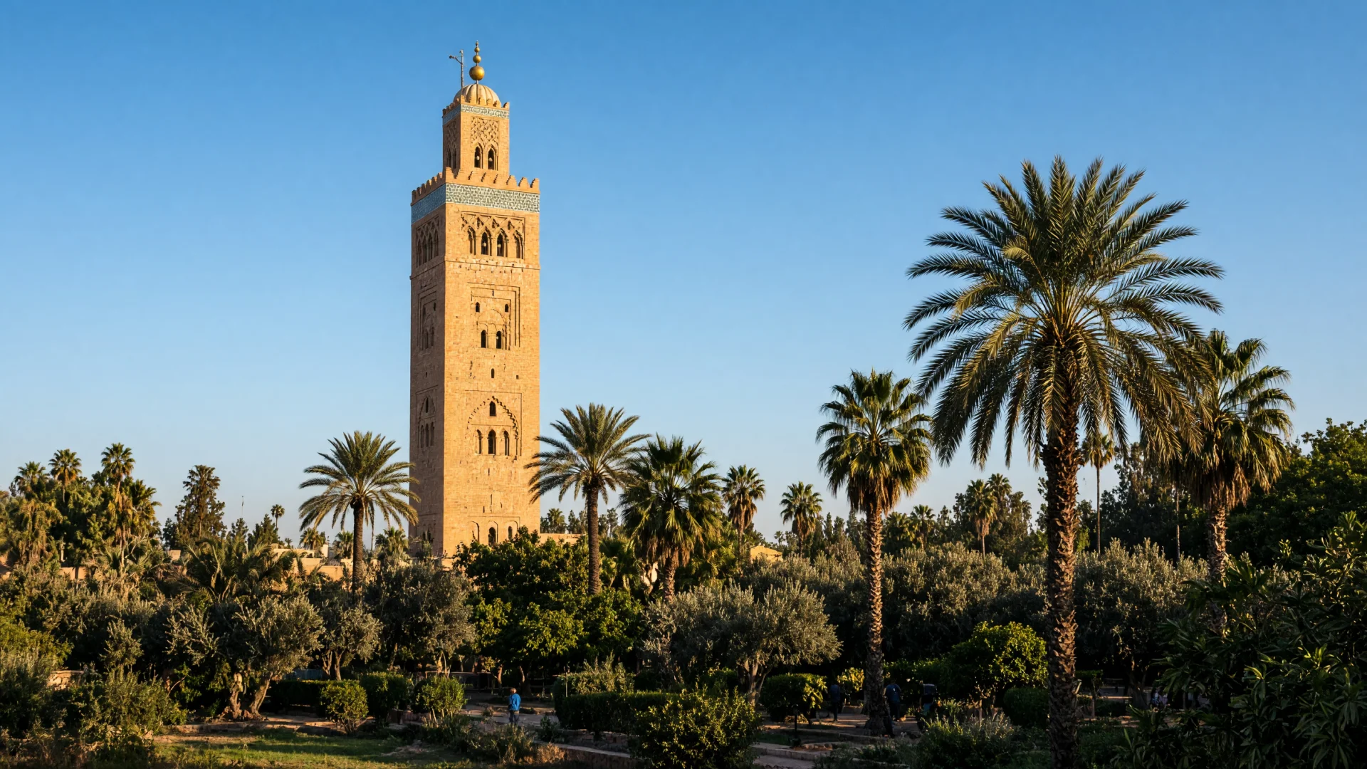 Minaret van de Koutoubia-moskee boven palmbomen in Marrakech
