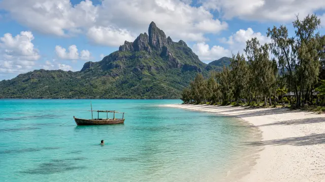 Turquoise lagune op Mauritius met een groene berg op de achtergrond