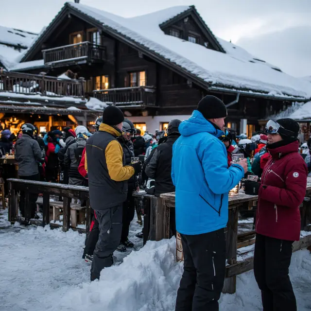 Gezellige après-ski terrassen met skiërs in de late namiddag in het Tiroolse Mayrhofen