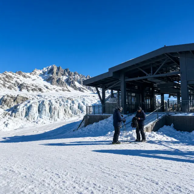 Skiërs op een zonnige gletsjerpiste in Hintertux met besneeuwde bergtoppen rondom in het Zillertal bij Mayrhofen