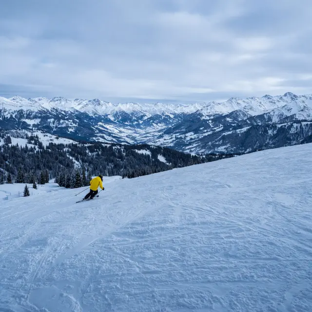 Skiërs dalen af op de besneeuwde pistes van de Penken boven het Zillertal bij Mayrhofen
