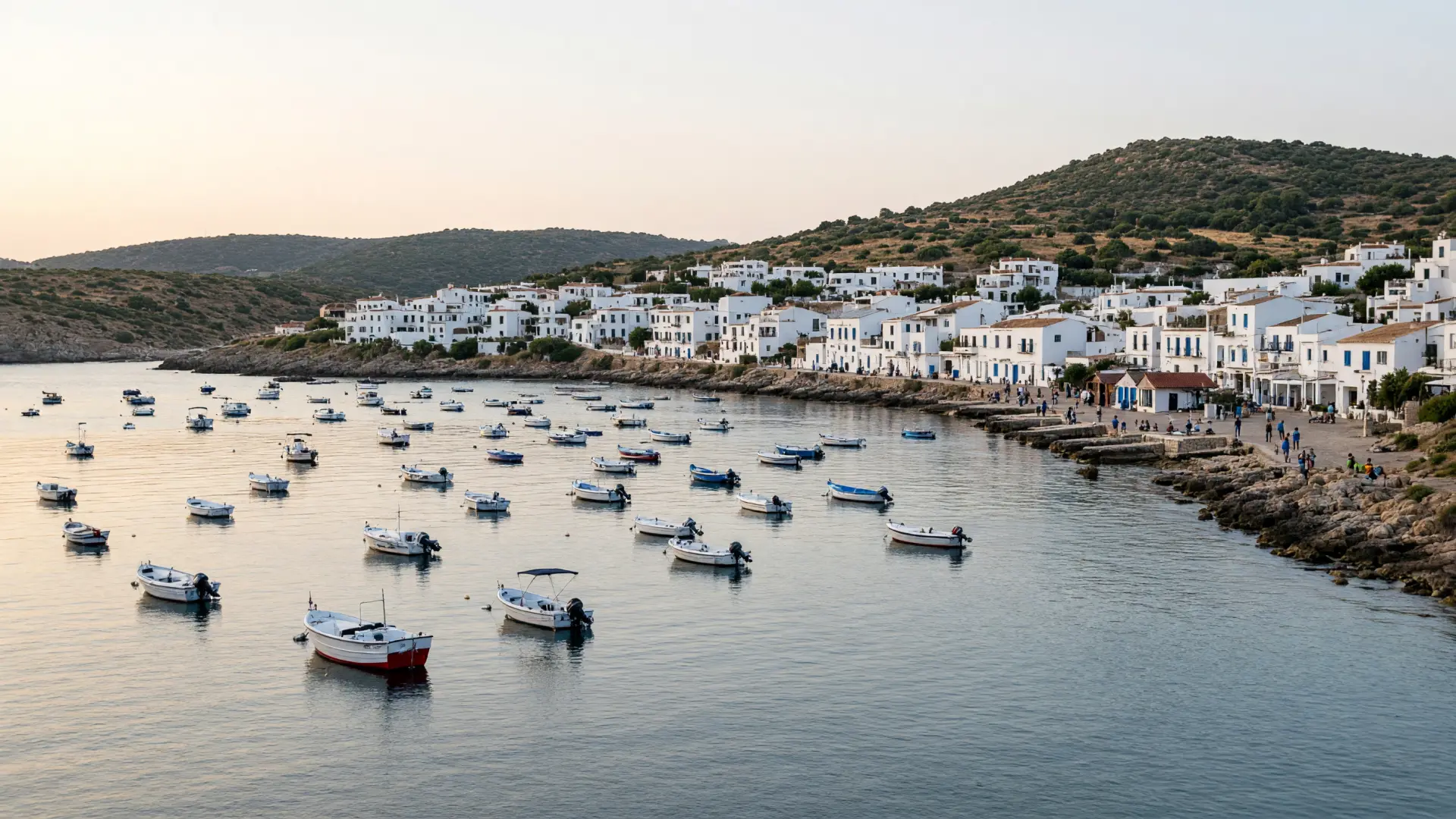 Vissersboten in de baai van Fornells aan de noordkust van Menorca