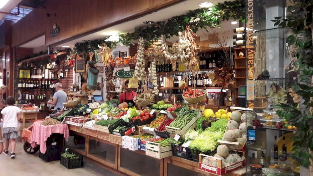 Kleurrijk uitgestalde kramen boordevol delicatessen in Mercato Centrale