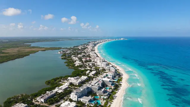 Luchtfoto van de hotelzone van Cancún tussen de turquoise Caribische Zee en een lagune