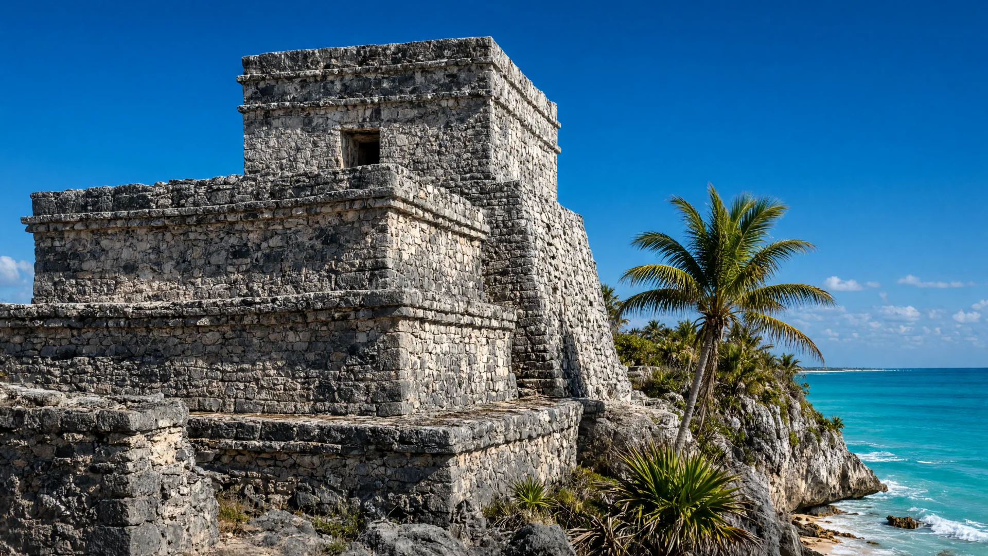 De Maya-tempel El Castillo in Tulum met de Caribische Zee op de achtergrond