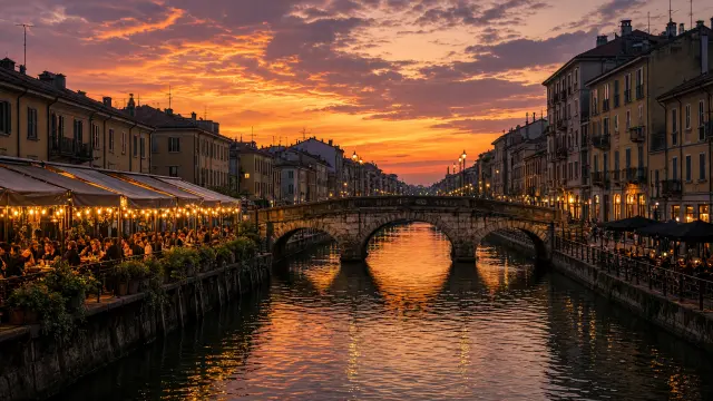 De Navigli-grachten in Milaan bij zonsondergang met terrassen aan het water