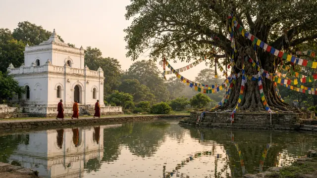 De Maya Devi-tempel in Lumbini bij een vijver met kleine monniken in rode pijen