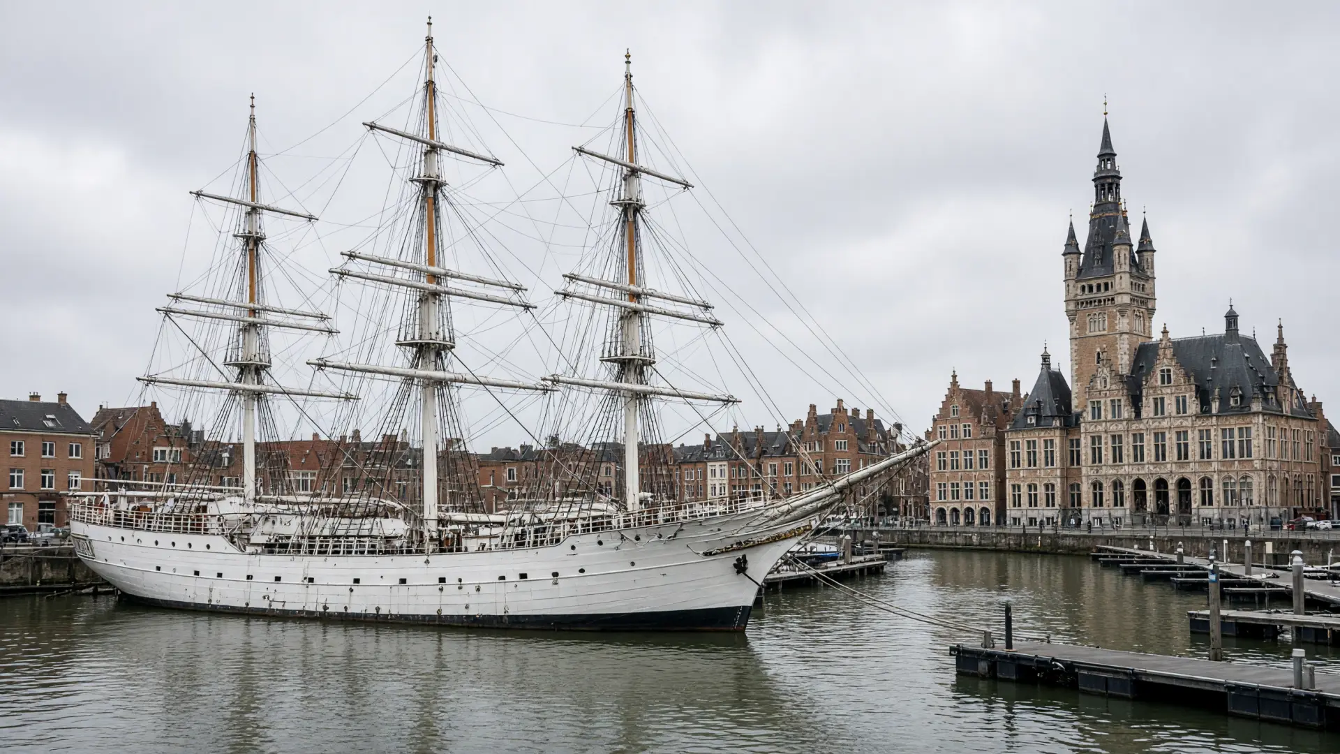 Historische driemaster als museumschip in de jachthaven