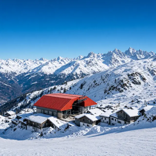 Zonnig bergdorp Oz op de zuidhelling met chalets en gondel naar de besneeuwde pistes