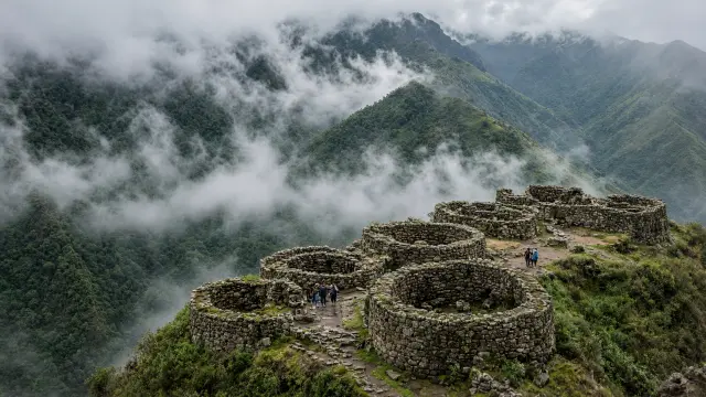 De stenen ruïnes van Kuélap in het nevelwoud van Noord-Peru met kleine bezoekers