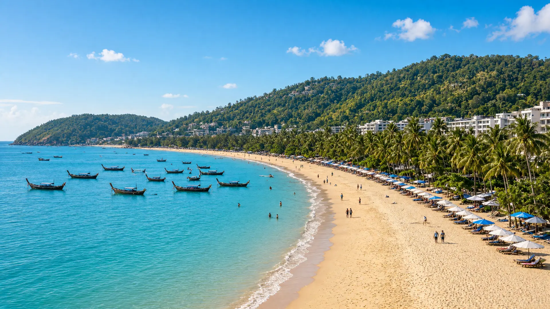 Het strand van Patong met palmbomen en longtailboten