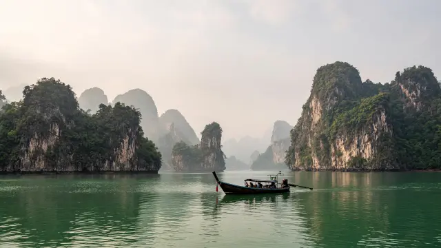Kalksteenrotsen in de Phang Nga-baai met een longtailboot