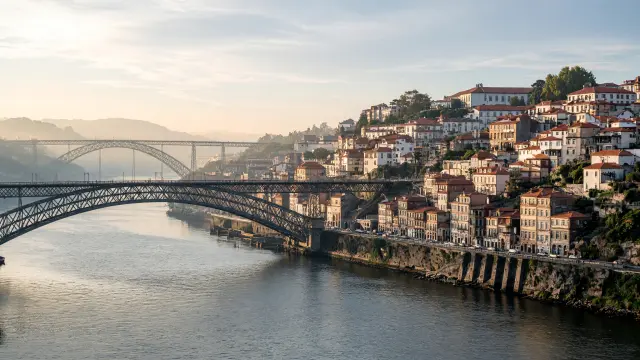 De ijzeren brug over de Douro in Porto met de oude stad op de heuvel