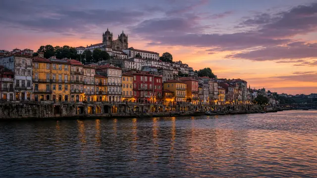 De kade langs de Douro in Porto bij avond met kleurrijke huizen en terrassen