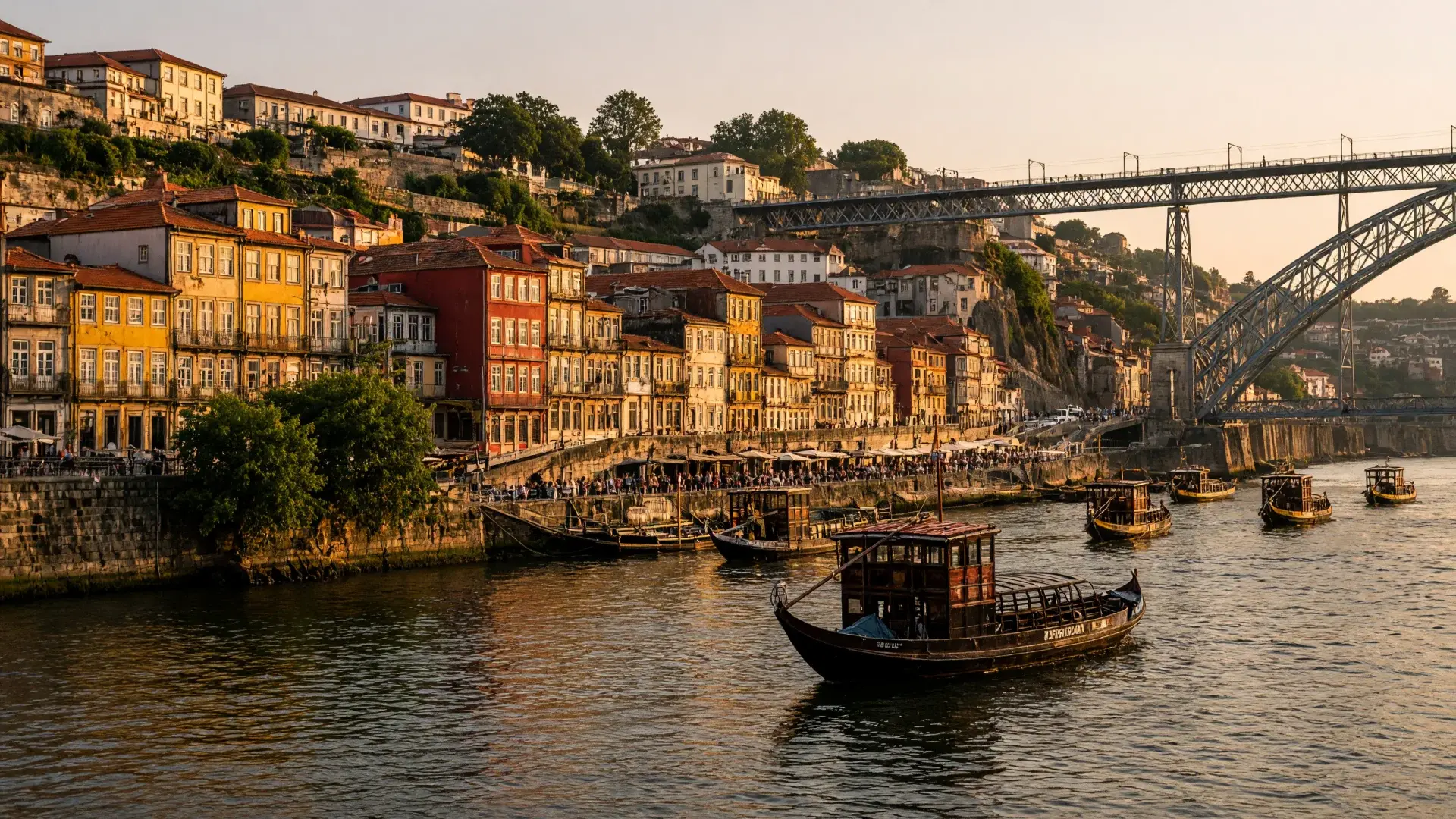 Kleurrijke huizen langs de kade van de Douro in Porto
