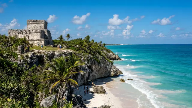 Maya-ruïnes van Tulum op een klif boven het strand van de Riviera Maya