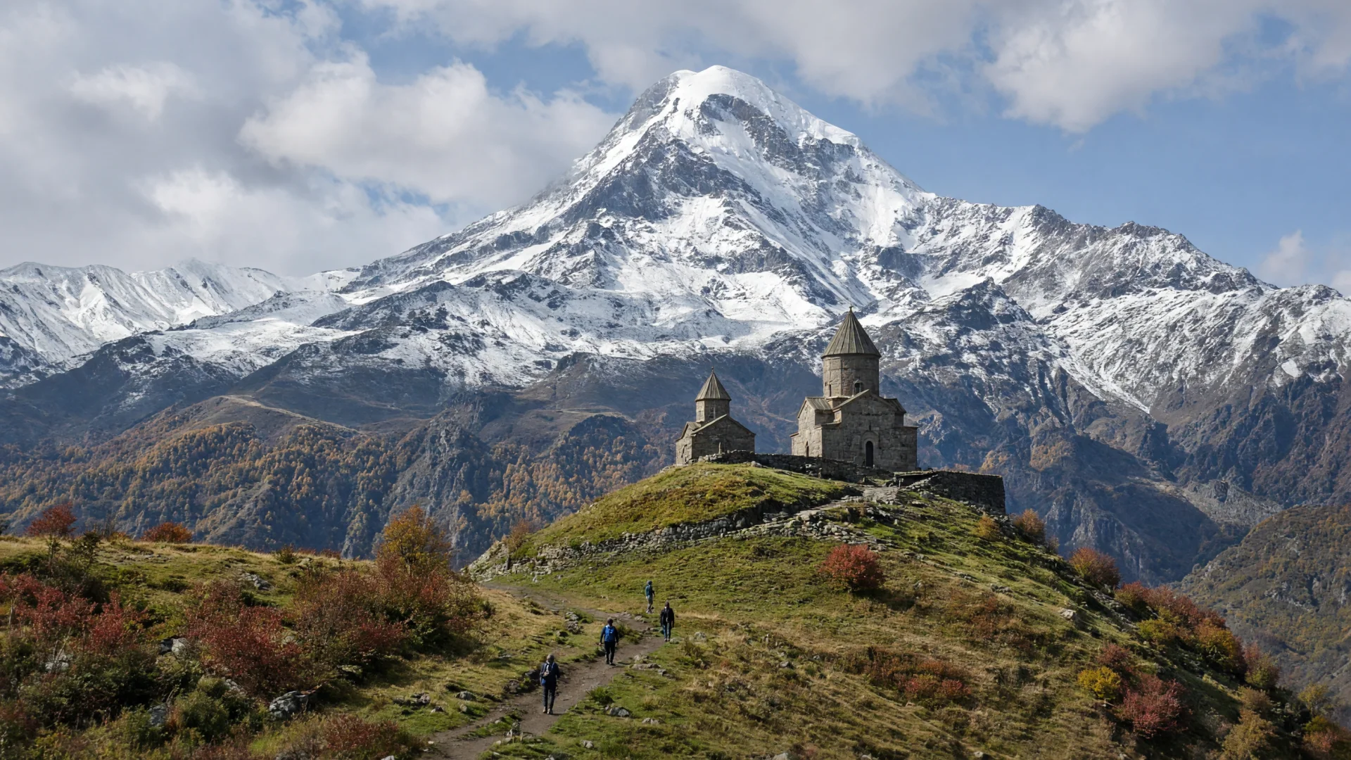 De Gergeti-kerk onder de besneeuwde Kazbek in de Kaukasus, Georgië