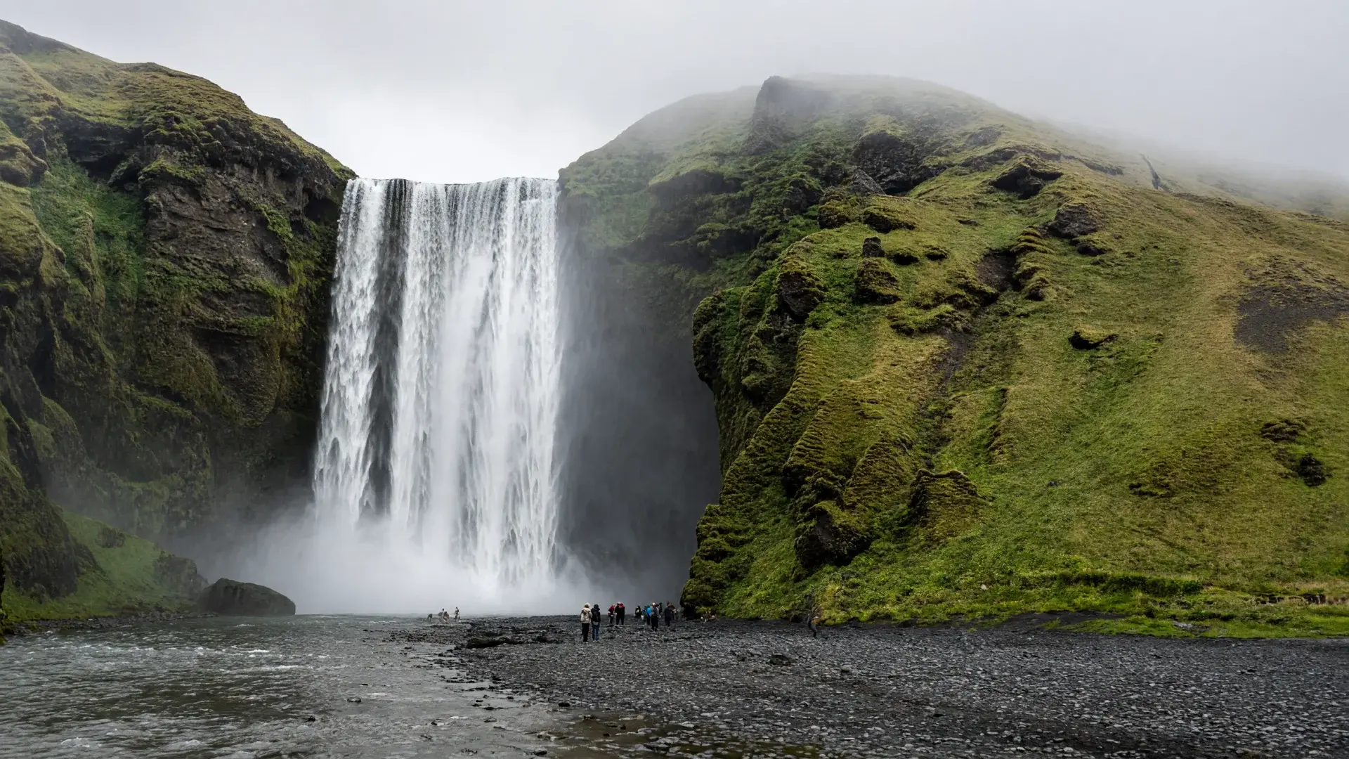 De waterval Skógafoss in het zuiden van IJsland