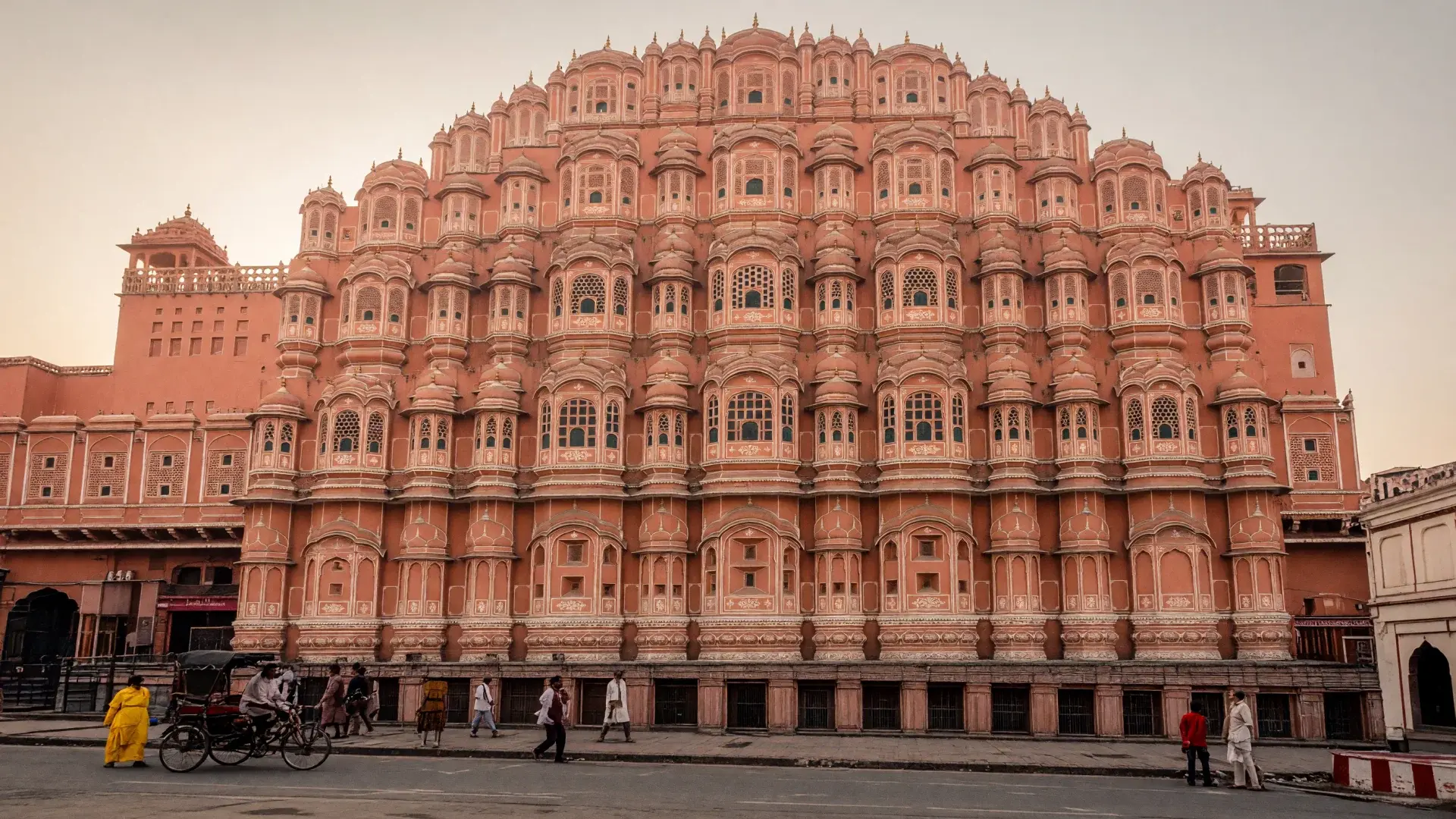 De roze gevel van het Hawa Mahal-paleis in Jaipur, India