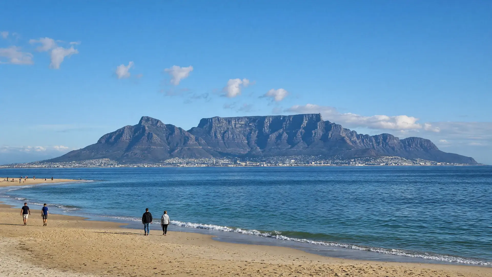De Tafelberg boven Kaapstad gezien vanaf het strand, Zuid-Afrika