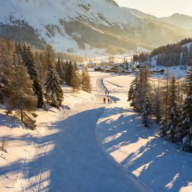 Breed panoramisch uitzicht over het Asitz-skigebied bij Leogang met moderne gondellift, brede pistes en besneeuwde bergtoppen