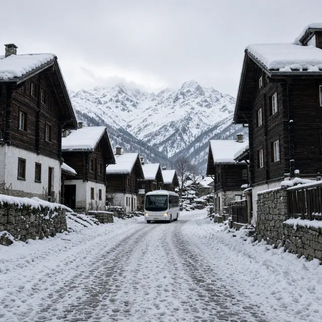 Gletsjerpanorama met skiërs op besneeuwde hellingen en hoogalpien berglandschap in het Zwitserse Saastal