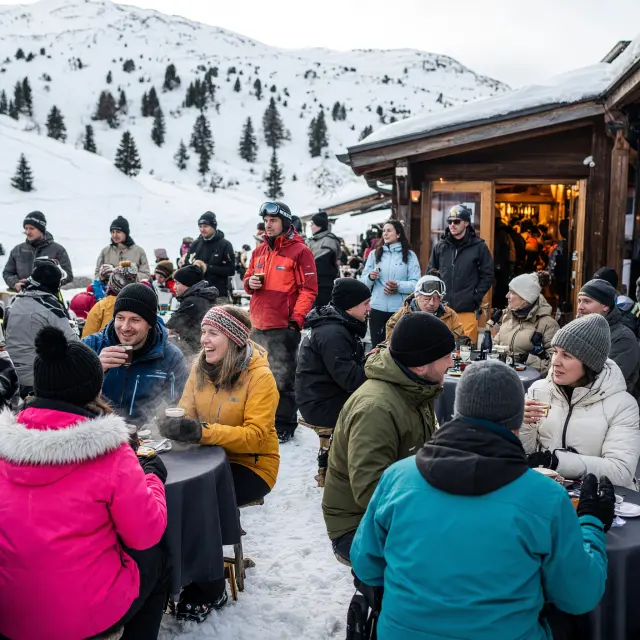 Skiërs dalen af op brede pistes met uitzicht op het Trois Vallées-domein bij Saint-Martin-de-Belleville