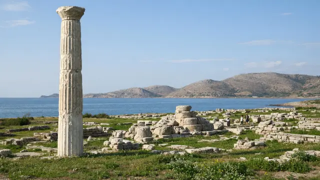 Een enkele hoge marmeren zuil tussen de ruïnes van het heiligdom van Hera op Samos