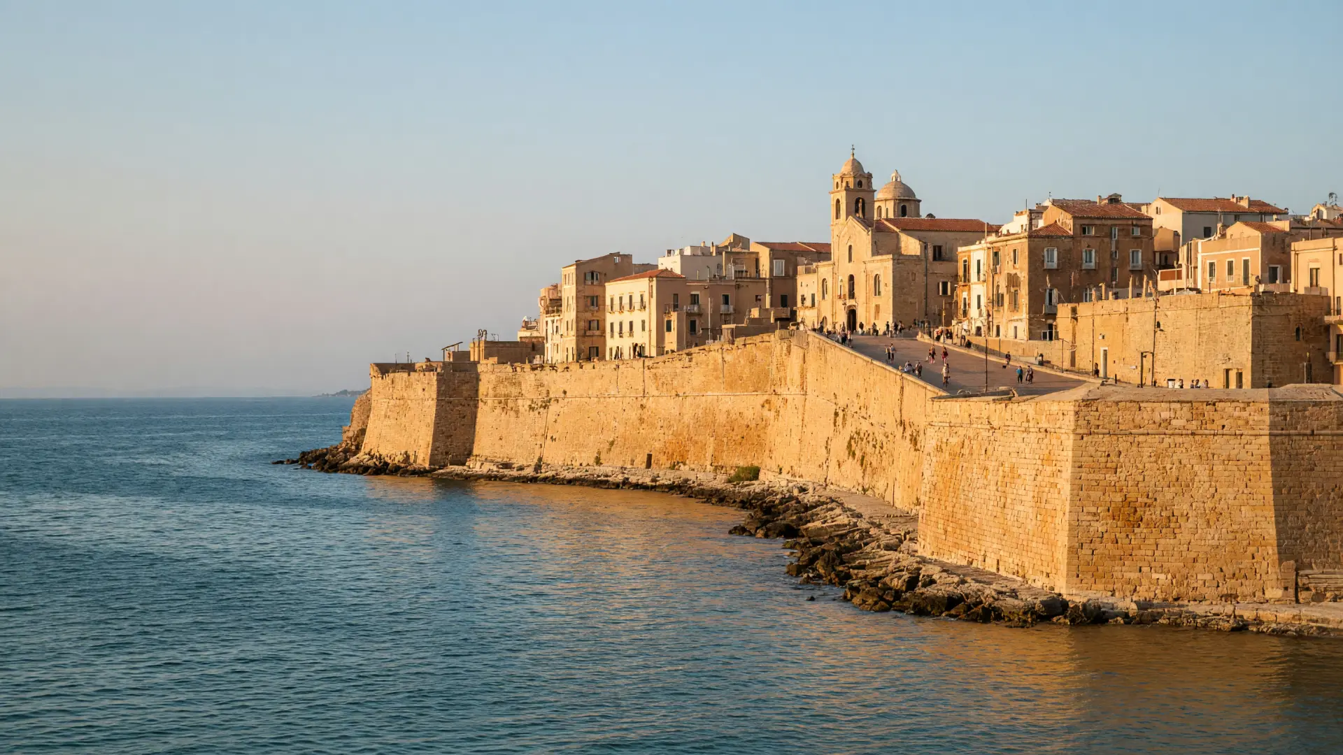 De stadsmuren van Alghero aan zee
