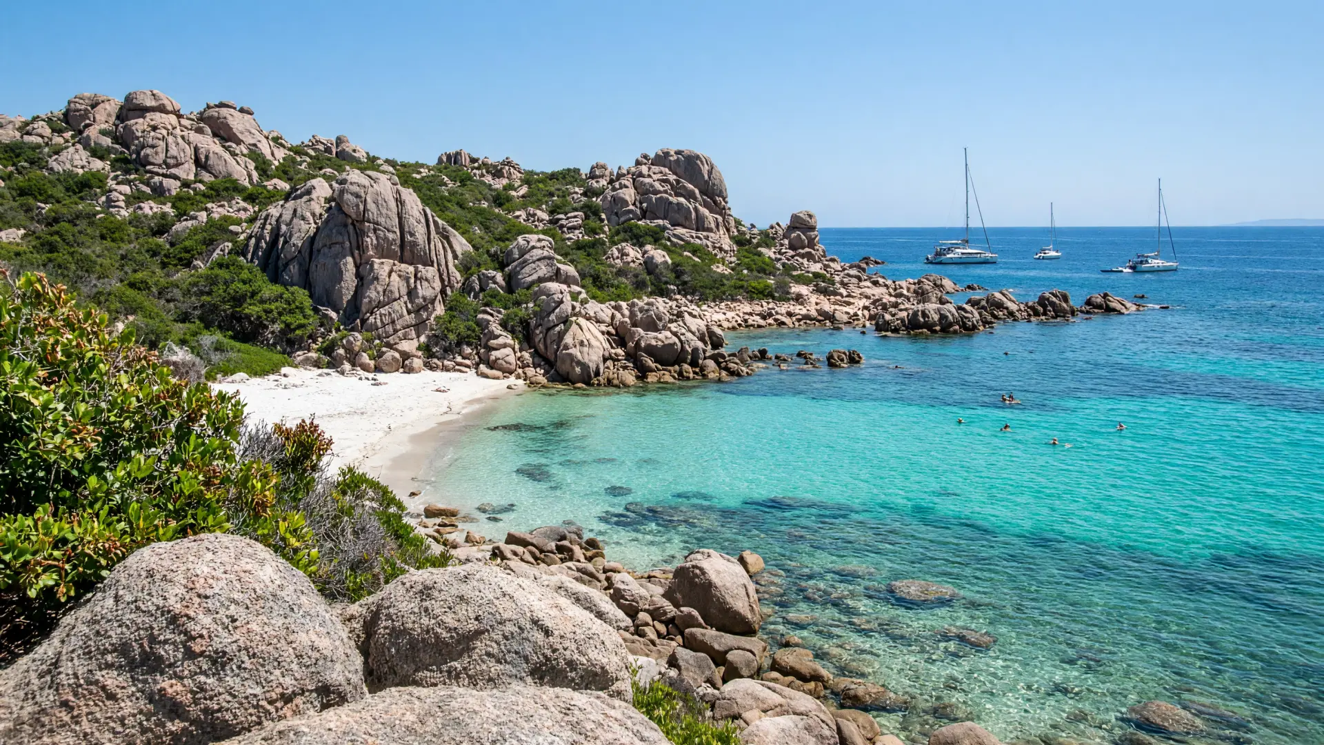 Baai met smaragdgroen water en granietrotsen aan de Costa Smeralda bij Arzachena