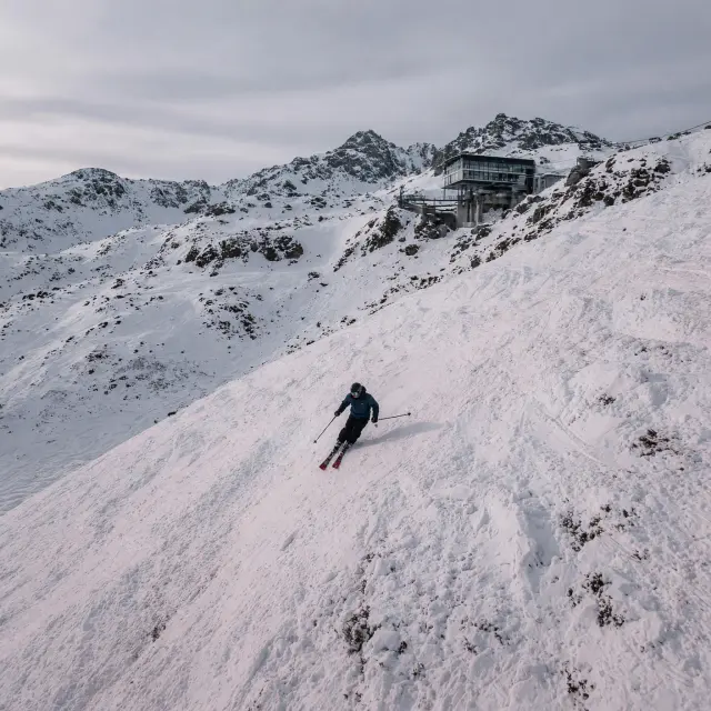 Skiërs op de moderne pistes van Fiss met spectaculair uitzicht over de besneeuwde Tiroler Alpen en moderne liftinfrastructuur