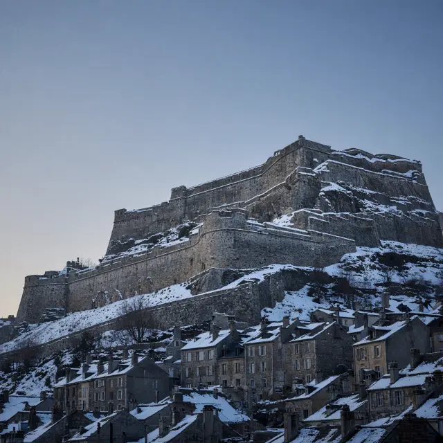 historisch centrum van Briançon met Vauban vestingwerken en besneeuwde alpen op achtergrond, hoogste stad van frankrijk en toegangspoort tot serre chevalier skigebied